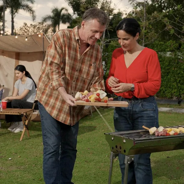 Personas compartiendo una comida al aire libre