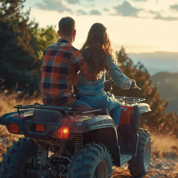 Pareja recorriendo un paisaje campestre